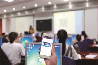 1494559683259653.jpg 图为会计专业教师使用“雨课堂”APP授课.jpg